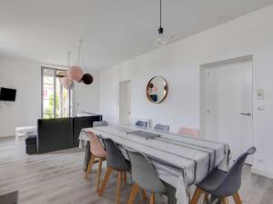 Appartements Appartement de Charme avec Jardin et Terrasse au Centre d'Hendaye, a 2 km de la Plage - FR-1-2-346 : photos des chambres