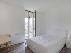 Appartements Appartement de Charme avec Jardin et Terrasse au Centre d'Hendaye, a 2 km de la Plage - FR-1-2-346 : photos des chambres