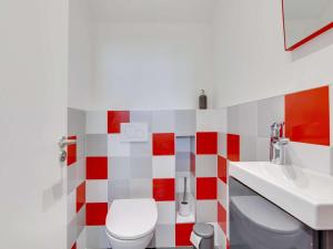Appartements Appartement de Charme avec Jardin et Terrasse au Centre d'Hendaye, a 2 km de la Plage - FR-1-2-346 : photos des chambres