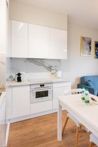 Wola Lush Apartment by BookingHost