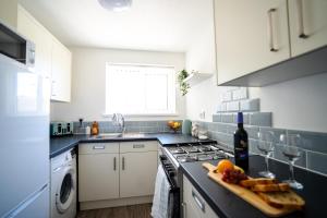2BR-Gayton Apt-FREE Parking-Fully Equipped-Short, Mid term stays