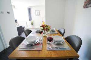 2BR-Gayton Apt-FREE Parking-WiFi-Full Kitchen-Workers