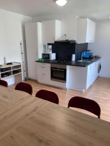 Maisons de vacances Logement de groupe a Villandry avec terrasse : Maison 6 Chambres