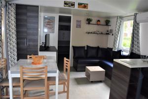 Campings Spacieux Mobil-home N°502 - 2 chambres - dans Camping 4 * : photos des chambres