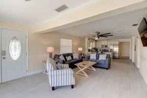 3 bedroom 2 bath home walking distance to beach - Ormond-by-the-Sea