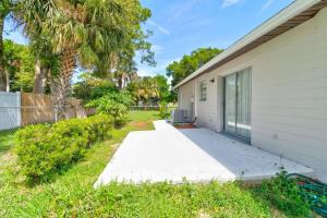 Coquina Cabana with fenced yard and adorable decor