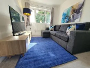 Lovely 2 - Cozy Retreat Modern 2-Bedroom Flat in Bedfordshire with Fully-Equipped Kitchen and Relaxing Living Space - Astwick