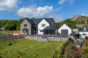 Arlyn, Padarn Lake Viewpoint in Snowdonia - Cwm-y-glo