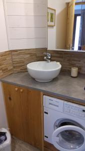 Appartements Votre appartement savoyard avec Parking a la telecabine pour skier les 3 Vallees ! : photos des chambres