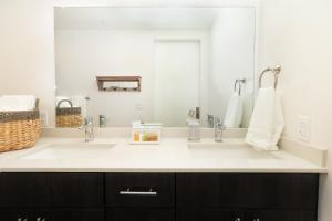 Apartments Close to Downtown, Conventions, Airport, Mountains, Shopping