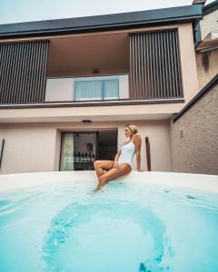 Suite mit Kingsize-Bett mit Whirlpool