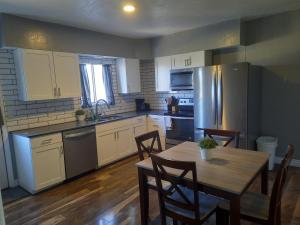 Downtown Bungalow- 2 bedroom - 3hvězdičkové hotely ve městě Cedar City