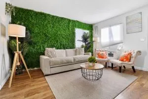 The Green Haven, 1 Minute Walk to the Beach and Restaurants, King Beds, Beach Amenities - Pierpont Bay