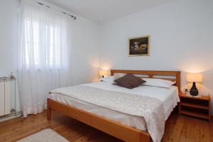 Family friendly house with a swimming pool Nerezisca, Brac - 20132