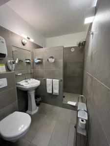 Hotels The Originals Boutique, Hotel du Parc, Cavaillon (Inter-Hotel) : photos des chambres