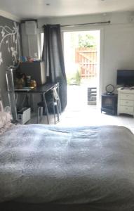 Belfast private room, en-suite & own access