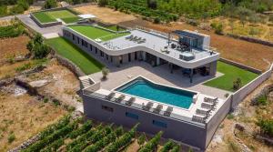 NEW! Luxury Villa Madre with 5 en-suite bedrooms, heated 72sqm Mineral pool, Whirlpool, outdoor Gym, 