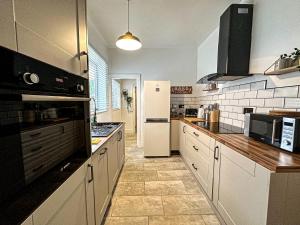 Central House with Pool Table, Free Parking, Super-Fast Wifi and Smart TV with Virgin TV and Netflix by Yoko Property