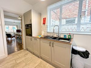 Central House with Pool Table, Free Parking, Super-Fast Wifi and Smart TV with Virgin TV and Netflix by Yoko Property