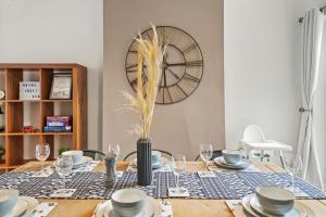 Central House with Pool Table, Free Parking, Super-Fast Wifi and Smart TV with Virgin TV and Netflix by Yoko Property