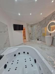 Maisons de vacances Maison Chic avec jacuzzi. UrbanSpa60 : photos des chambres