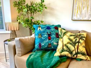 Brand New 2022 Beautiful & Stylish 2 Bedroom Apartment! - 5 Minute Walk to the Best Beach! - Great Location - FREE Parking - Fast WiFi - Smart TV - sleeps up to 4! Close to Bournemouth & Poole Town Centre & Sandbanks