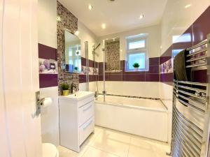 2 Min Walk to the Best Beach! Stunning Newly Refurbished Stylish 2 Bedroom Apartment! - Great Location - FREE Parking - Fast WiFi - Smart TV - sleeps up to 4! Close to Bournemouth & Poole Town Centre & Sandbanks