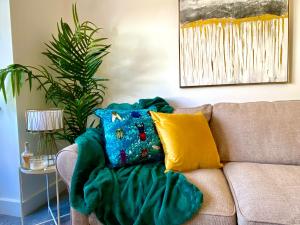 2 Min Walk to the Best Beach! Stunning Newly Refurbished Stylish 2 Bedroom Apartment! - Great Location - FREE Parking - Fast WiFi - Smart TV - sleeps up to 4! Close to Bournemouth & Poole Town Centre & Sandbanks