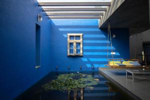 SaffronStays Solasta - 2BR luxury villa with black marble infinity pool, lotus pond & dam views in Mulshi