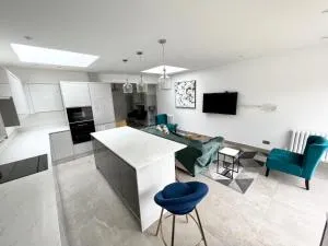 3 Cosy Homes Walking Distance to Mall with Parking Available to Book Separately 3 Bed House Or 1 Bed Apartment Or Studio - Colindale