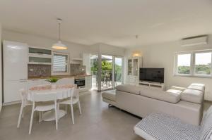 Apartments Tribunj Mali mago