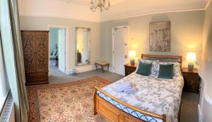 Villa with Park Views close to Liverpool Centre