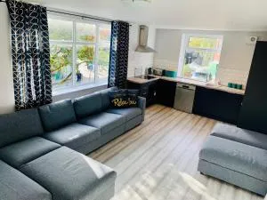 The Lower Gathering - Sleeps Up To 13 - Urmston