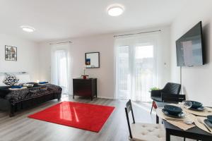 New Blue Danube Apartment with Balcony and Parking