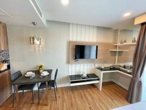 BACK & HIGH Studio in Dusit Grand Park