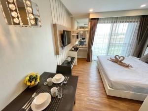 BACK & HIGH Studio in Dusit Grand Park