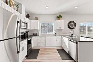 Brand New 2 Bed 2 Bath Near Perry District and DT