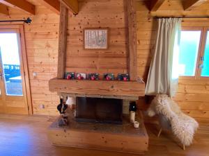 Chalets Chalet 3 chambres 8 pers avec cheminee et parking a 1000m des pistes - FR-1-572-49 : photos des chambres
