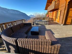 Chalets Chalet 3 chambres 8 pers avec cheminee et parking a 1000m des pistes - FR-1-572-49 : photos des chambres