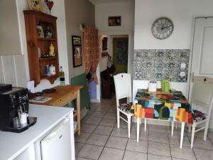 Cute 1-bed cottage with view across park.