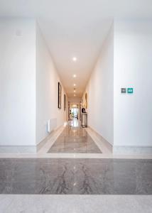 High End 1 BR Apt, 2 Beds Desirable Chigwell CHCL F3