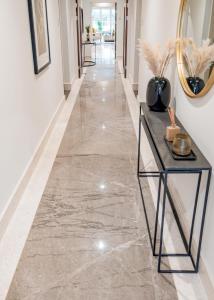 High End 1 BR Apt, 2 Beds Desirable Chigwell CHCL F3