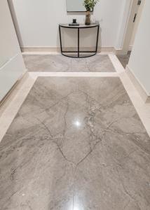 High End 1 BR Apt, 2 Beds Desirable Chigwell CHCL F3