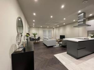 High End 1 BR Apt, 2 Beds Desirable Chigwell CHCL F3