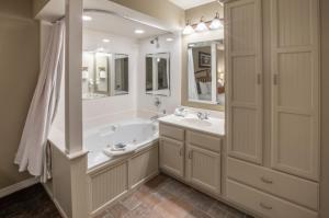 Three-Bedroom Grand Villa room in Holiday Inn Club Vacations - Holiday Hills Resort an IHG Hotel