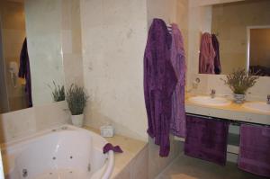 B&B / Chambres d'hotes Chateau de Pommeuse : Chambre de Luxe Double ou Lits Jumeaux avec Baignoire Spa