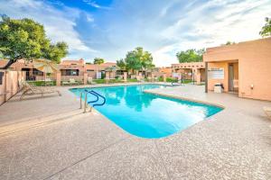 Relax Poolside! Peoria Oasis, 2 Mi to Downtown