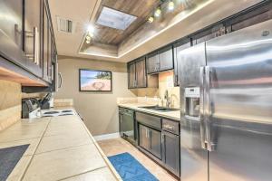 Relax Poolside! Peoria Oasis, 2 Mi to Downtown