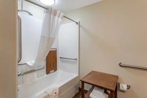 King Room - Accessible/Non-Smoking room in Comfort Inn & Suites Atoka-Millington