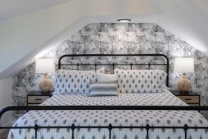 New-private waterfront house on discovery bay